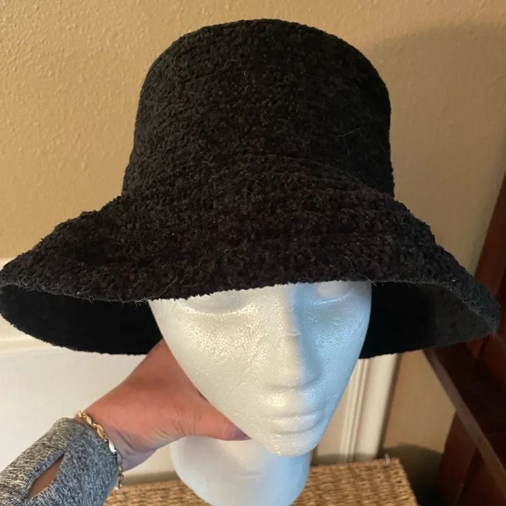 BETMAR New York Women’s Black Knit Hat
